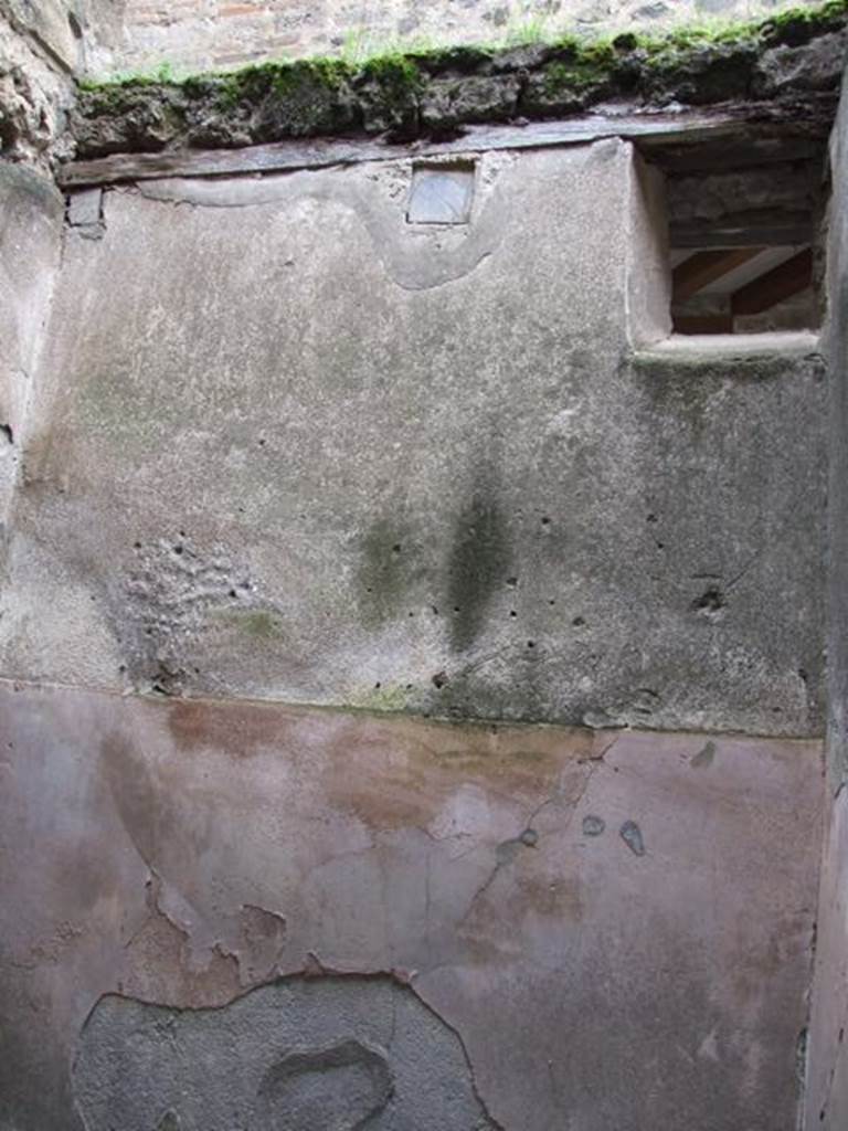 VII.11.14 Pompeii.  March 2009. Room 9. Cubiculum on west side of entrance corridor. North wall with small window onto Vicolo del Balcone Pensile.