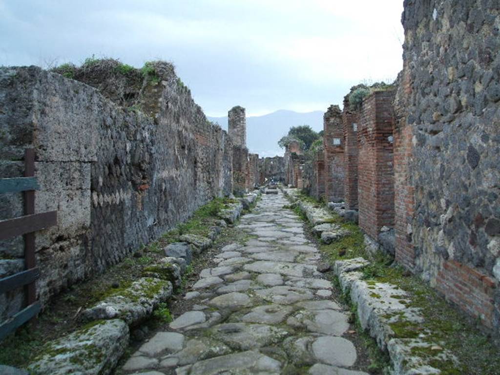 VII.12.1 and VII.12.37 Pompeii. December 2004.Vicolo di Eumachia looking south.   