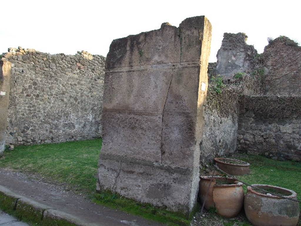 Site of wall painting of Mercury between VII.12.10 and VII.12.9.  See Frhlich, T., 1991, Lararien und Fassadenbilder in den Vesuvstdten.  Mainz: von Zabern.  (F59: p.330).