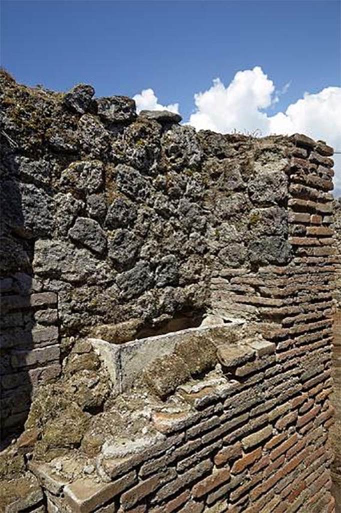 Fig. 50  Pompi, boulangerie VII 12, 11  Chauffe-eau incorpor dans le mur diaphragme du four dans une seconde phase.
On note que la faade initiale ( gauche) tait construite en tuiles (vue du sud-est).
Clich : F. Pauvarel  EFR.
