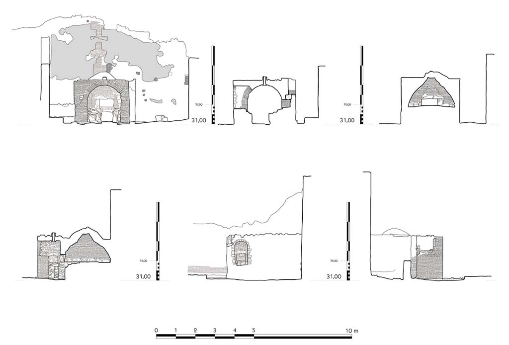Fig. 52  Pompi, boulangerie VII 12, 11  lvation de la faade.
chelle : 1/100.
Coupe transversale en arrire du mur diaphragme, coupe transversale dans la chambre de cuisson (en haut) ; coupe longitudinale, lvation occidentale et lvation orientale four (en bas).
Relev / dessin : F. Fouriaux / S. Mencarelli  EFR.
