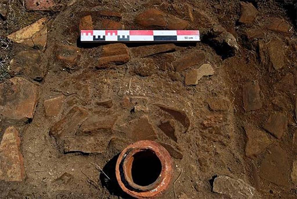 Fig. 53  Pompi, boulangerie VII 12, 11  Vestiges du massif gainant le conduit de chemine.
Vue de louest.
Clich : N. Monteix  EFR.

