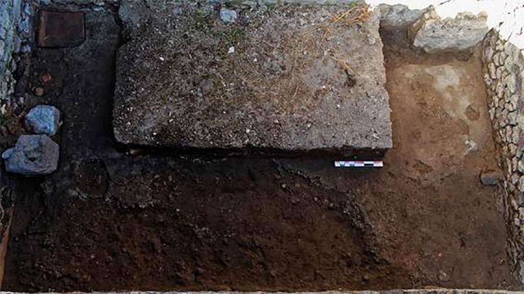 Fig. 54  Pompi, boulangerie VII 12, 11  Vue gnrale de la salle de faonnage. 
Vue de lest.
Clich : S. Aho  EFR.
