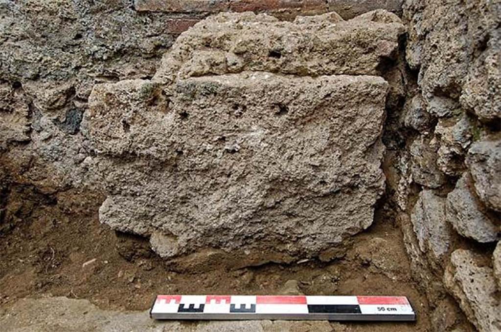 Fig. 55  Pompi, boulangerie VII 12, 11  Pied de table maonn, remployant un fragment de mur.
Vue de lest.
Clich : S. Aho  EFR.
