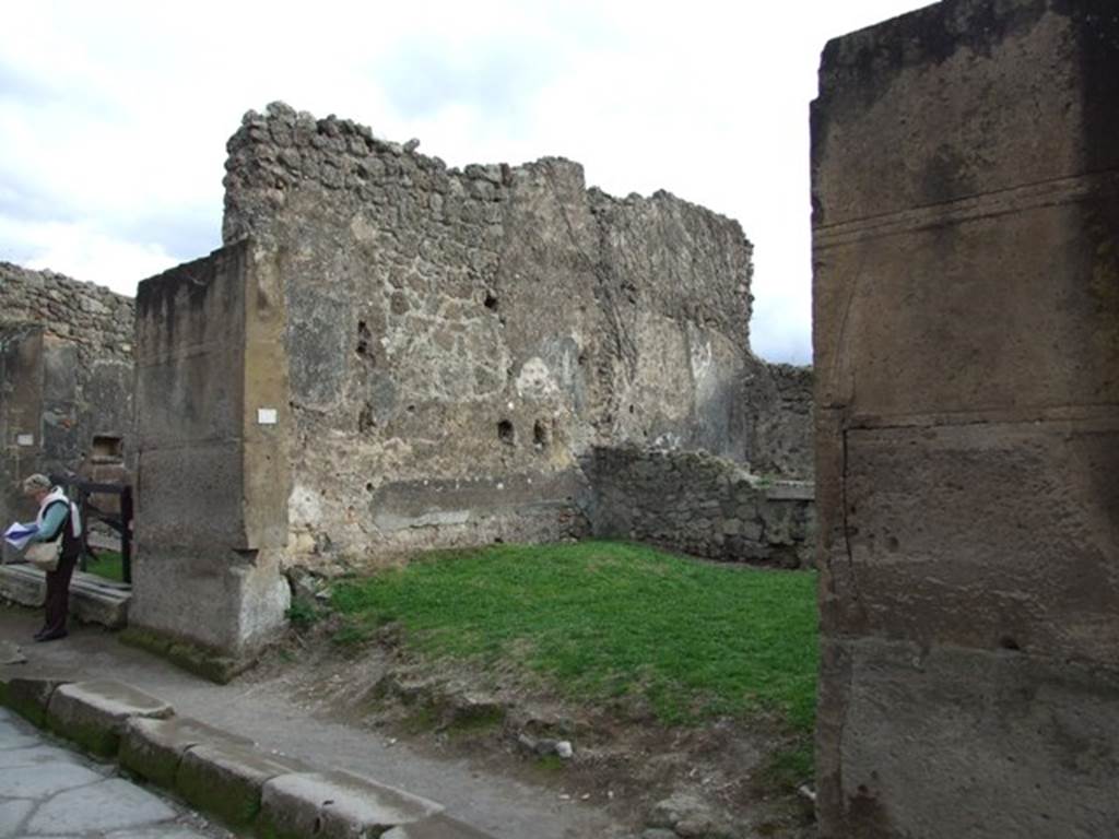 VII.12.13 Pompeii. December 2007. Entrance doorway. According to Della Corte, one could still read the wording painted to the left of the entrance -  Sabinus cupit    [CIL IV 629]
See Della Corte, M., 1965.  Case ed Abitanti di Pompei. Napoli: Fausto Fiorentino. (p.183)
According to Epigraphik-Datenbank Clauss/Slaby (See www.manfredclauss.de), it read  -
Casellium aed(ilem) Sabinus cupit
[3] copo et Etius     [CIL IV 629]
