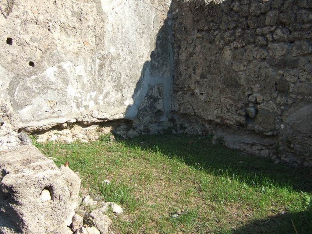 VII.12.13 Pompeii. September 2005. Room at rear of shop with two recesses for beds.
According to Fiorelli, a triclinium with two couch recesses was found at the rear of the shop.
See Pappalardo, U., 2001. La Descrizione di Pompei per Giuseppe Fiorelli (1875). Napoli: Massa Editore. (p.111)