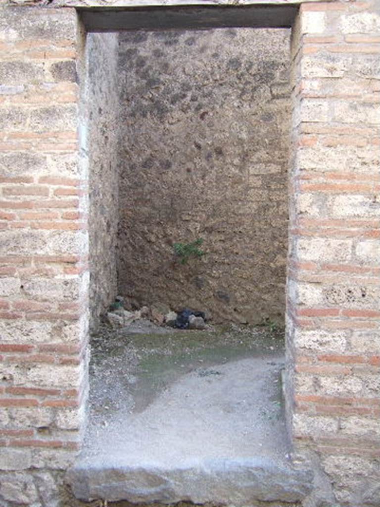VII.12.16 Pompeii. September 2005. Looking west into entrance doorway.