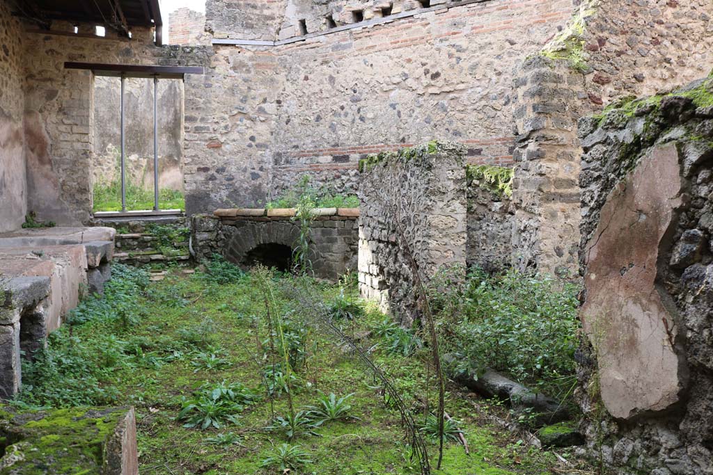 VII.12.17, Pompeii. December 2018. Looking west from entrance doorway. Photo courtesy of Aude Durand.