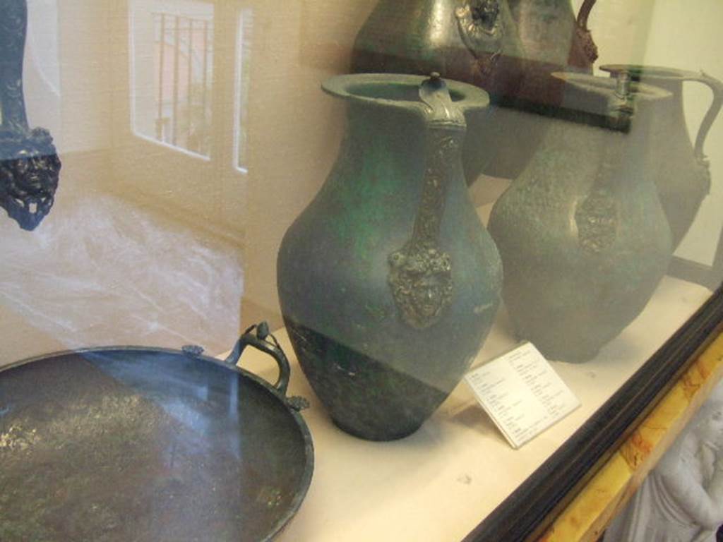 VII.12.17 Pompeii.  Bronze brocca jug found in Fullonica VII.12.17.    Now in Naples Archaeological Museum.  Inventory number: 69493.