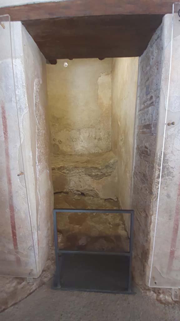 VII.12.18 Pompeii. July 2021. 
Looking through doorway of a prostitutes room with stone bed.
Foto Annette Haug, ERC Grant 681269 DÉCOR.
