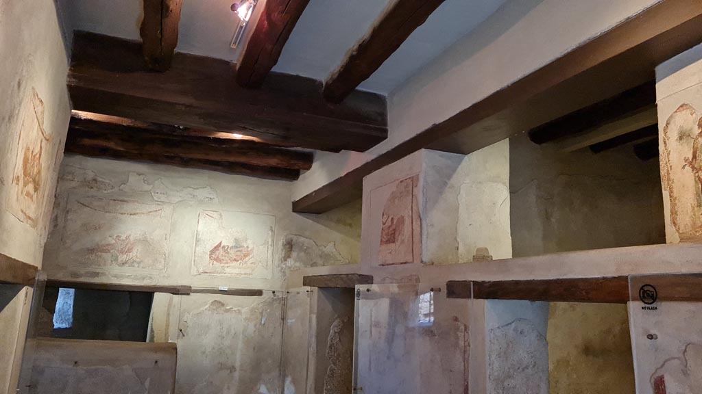 VI.12.18 Pompeii. April 2022. 
Looking towards west wall with doorway to latrine, on left, and north wall, on right. Photo courtesy of Giuseppe Ciaramella.
