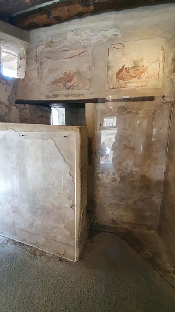 VII.12.18 Pompeii. July 2021. West wall with screen/wall across latrine.
Foto Annette Haug, ERC Grant 681269 DÉCOR.

