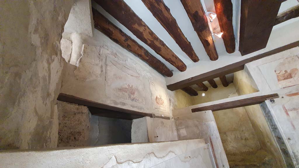 VII.12.18 Pompeii. July 2021. Upper west wall above latrine.
Foto Annette Haug, ERC Grant 681269 DÉCOR.
