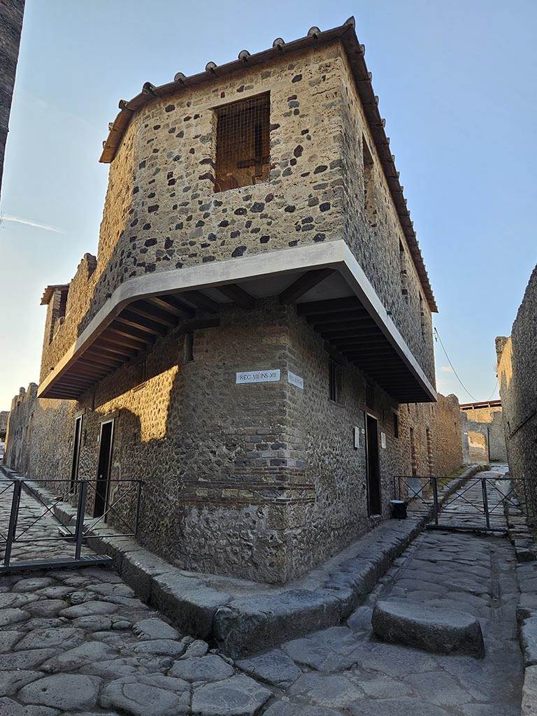 VII.12.18 Pompeii. November 2024.
Looking north at junction with Vicolo del Balcone Pensile on left, and Vicolo del Lupanare on right.
Photo courtesy of Annette Haug.
