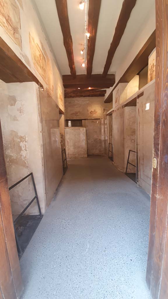 VII.12.18 Pompeii. July 2021. Looking west from entrance doorway.
Foto Annette Haug, ERC Grant 681269 DÉCOR.
