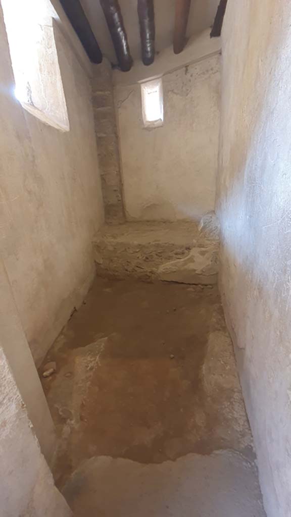 VII.12.18 Pompeii. July 2021. 
Looking through doorway into room for use by prostitute, on south side at east end.
Foto Annette Haug, ERC Grant 681269 DÉCOR.


