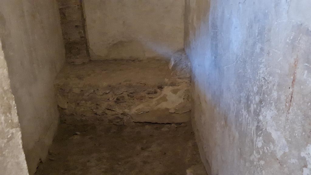 VI.12.18 Pompeii. April 2022. 
Detail of stone bed in room used by prostitute, on south side at east end. Photo courtesy of Giuseppe Ciaramella.
