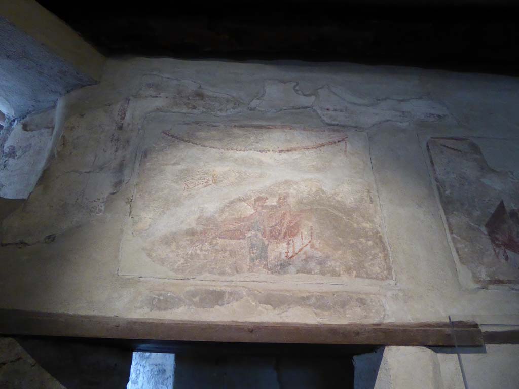 VII.12.18 Pompeii. September 2015. Frieze above a doorway with an erotic wall painting.
Foto Annette Haug, ERC Grant 681269 DÉCOR.

