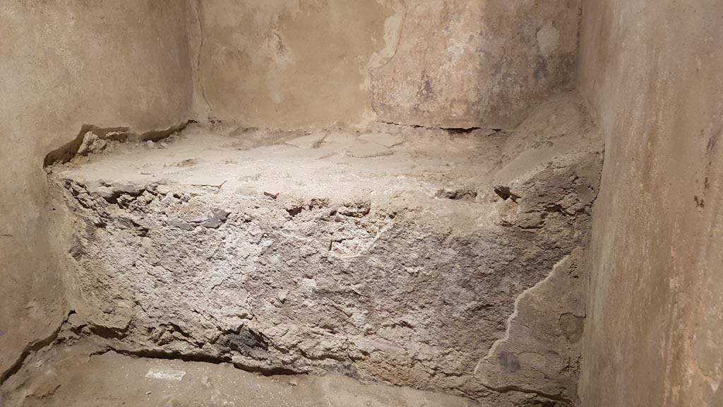 VII.12.8 Pompeii. August 2023. Detail of stone bed in prostitute’s room. Photo courtesy of Maribel Velasco.