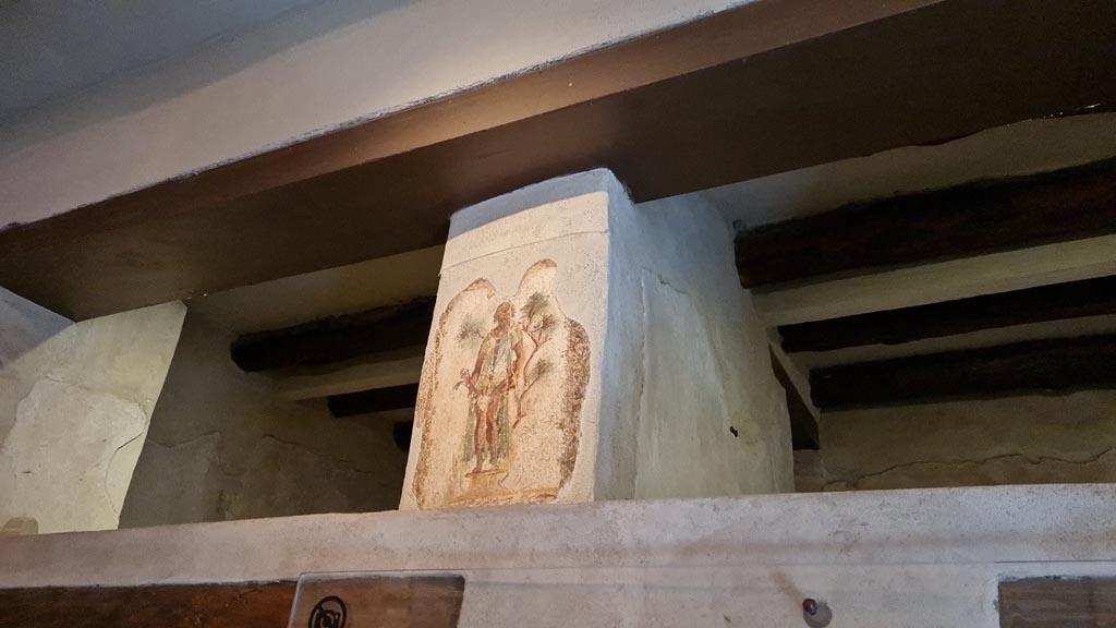 VI.12.18 Pompeii. April 2022. 
Wall painting of Priapus from the upper frieze in the middle of the north wall. Photo courtesy of Giuseppe Ciaramella.

