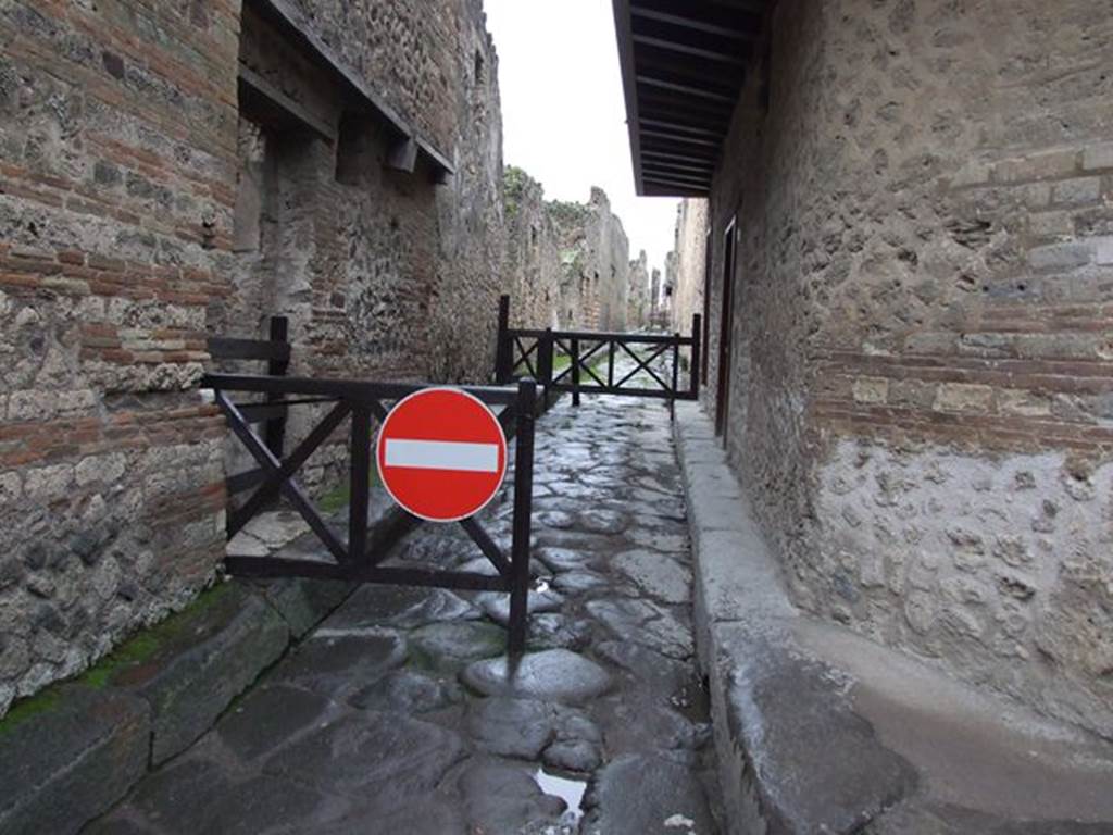 VII.11 Pompeii. December 2006. Vicolo del Balcone Pensile, looking west. VII.12.19 on right. 