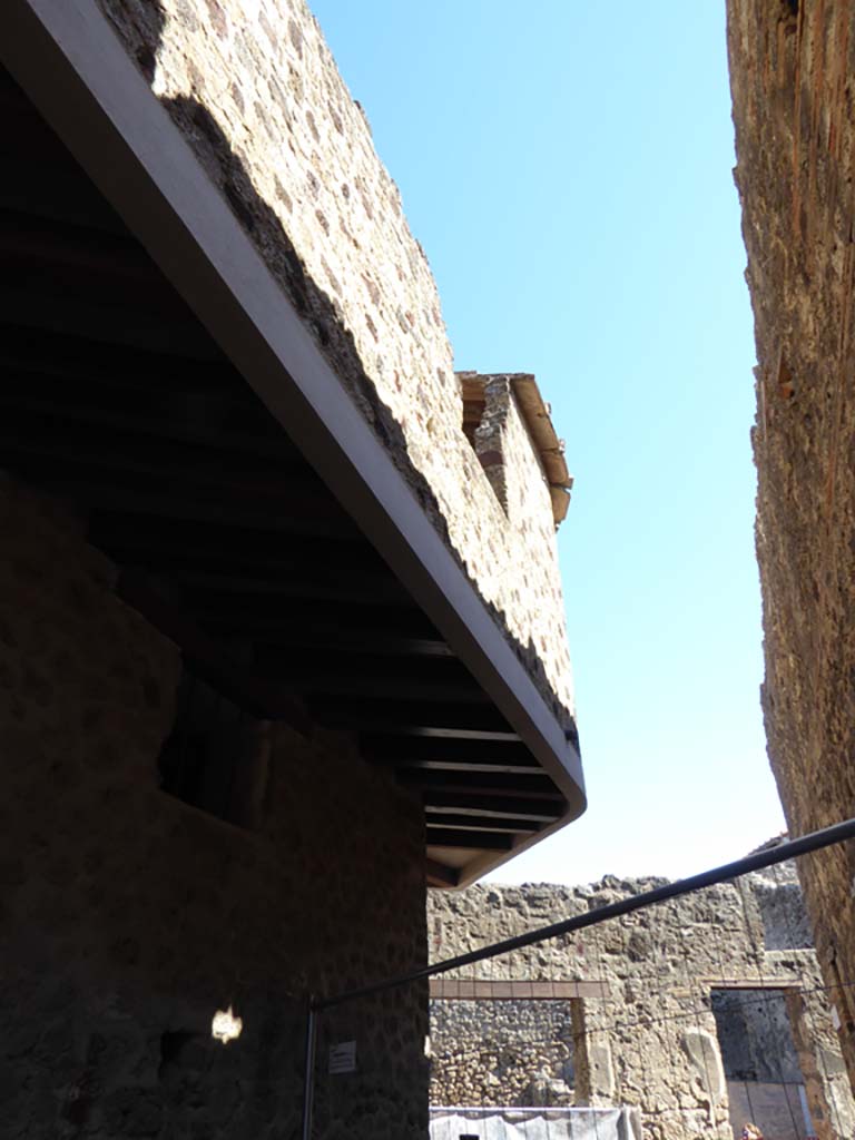 VII.12.19 Pompeii. September 2015. 
Looking east from Vicolo del Balcone Pensile, towards upper storey, on left.
Foto Annette Haug, ERC Grant 681269 DCOR.
