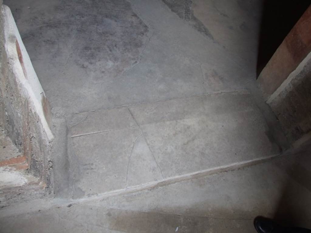 VII.12.20 Pompeii. March 2009. Room 4, doorway threshold or sill.