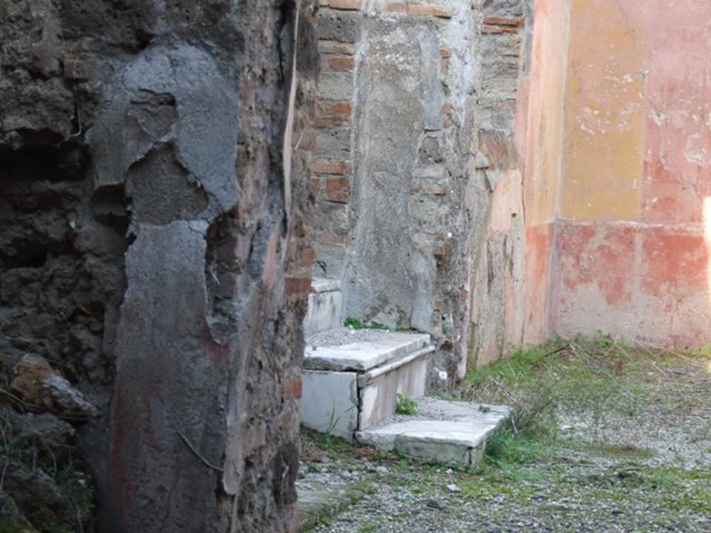 VII.12.23 Pompeii. December 2007. Three marble steps to garden area on west side of triclinium. According to Jashemski, large windows in three rooms had views into the garden, which was to the left, and three steps higher than the atrium. See Jashemski, W. F., 1993. The Gardens of Pompeii, Volume II: Appendices. New York: Caratzas. (p.193).