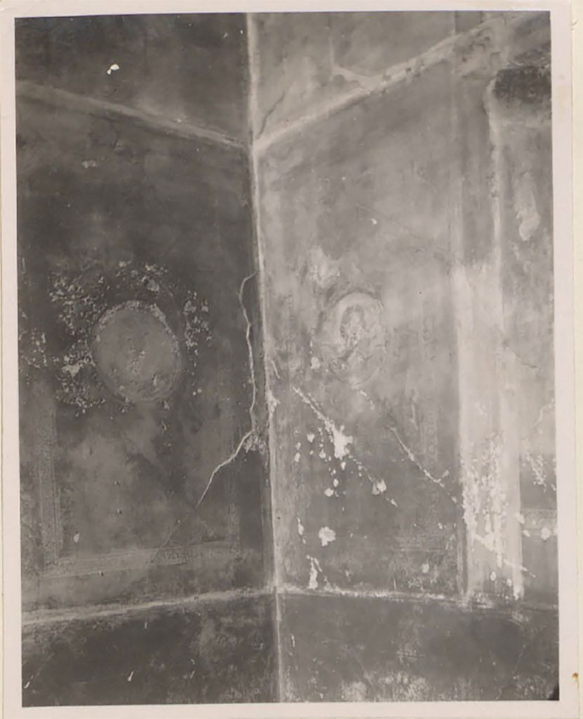 VII.12.26 Pompeii. Pre-1942. Looking towards north-west corner of triclinium with medallions in centre of panels.
See Warscher, T. 1942. Catalogo illustrato degli affreschi del Museo Nazionale di Napoli. Sala LXXX. Vol.2. Rome, Swedish Institute.