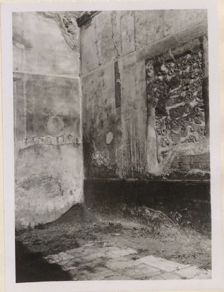 VII.12.26 Pompeii. Pre-1942. Looking towards north-east corner of triclinium with medallions in centre of panels.
See Warscher, T. 1942. Catalogo illustrato degli affreschi del Museo Nazionale di Napoli. Sala LXXX. Vol.2. Rome, Swedish Institute
