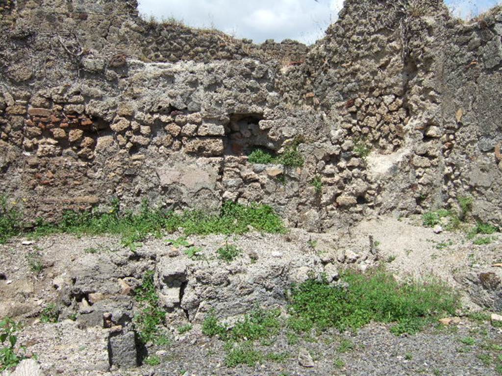 VII.12.30 Pompeii. May 2006. Podium on north side of workshop.
According to Eschebach, this podium contained two boilers or kettles, two tubs and two wash-basins. See Eschebach, L., 1993. Gebudeverzeichnis und Stadtplan der antiken Stadt Pompeji. Kln: Bhlau. (p.332)
