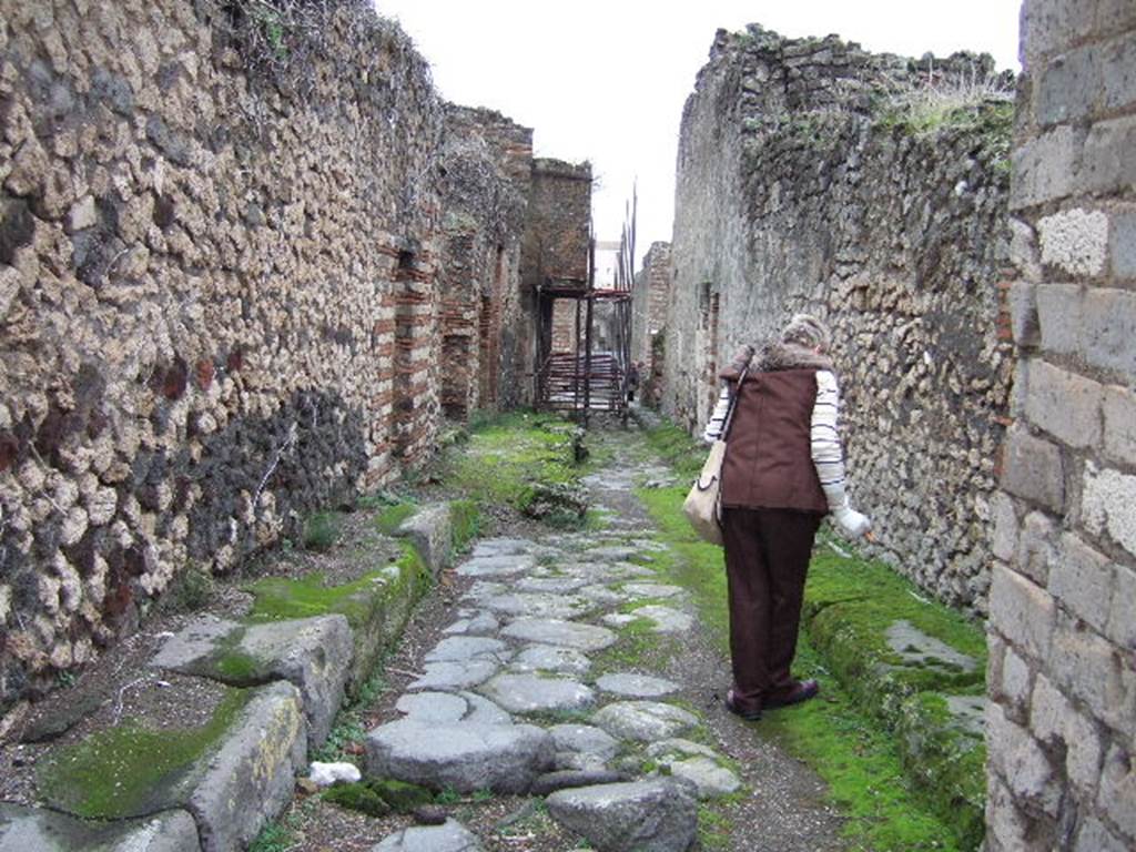 VII.12.33 Pompeii. December 2005. Vicolo del Balcone Pensile, looking east. VII.10 on the right.