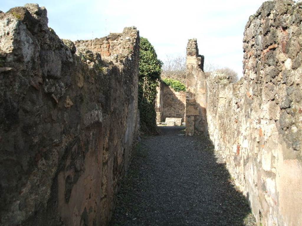 VII.13.8 Pompeii. December 2004. Fauces, looking north.