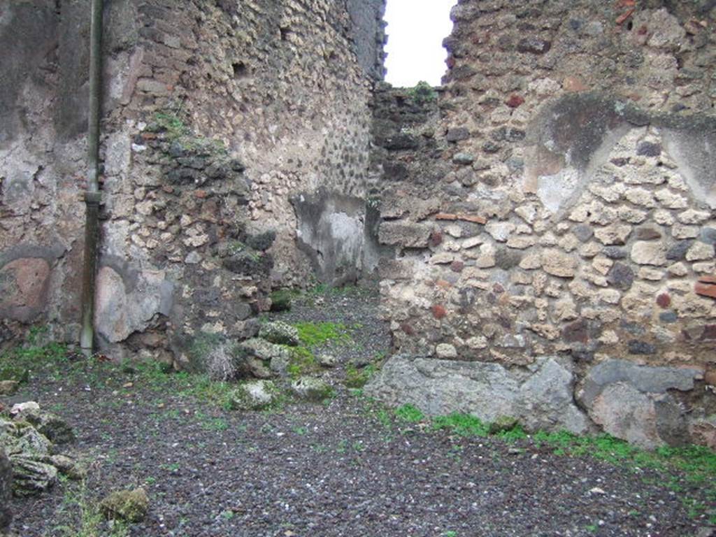 VII.13.8 Pompeii. December 2005. Triclinium, with doorway to garden area. Looking west.