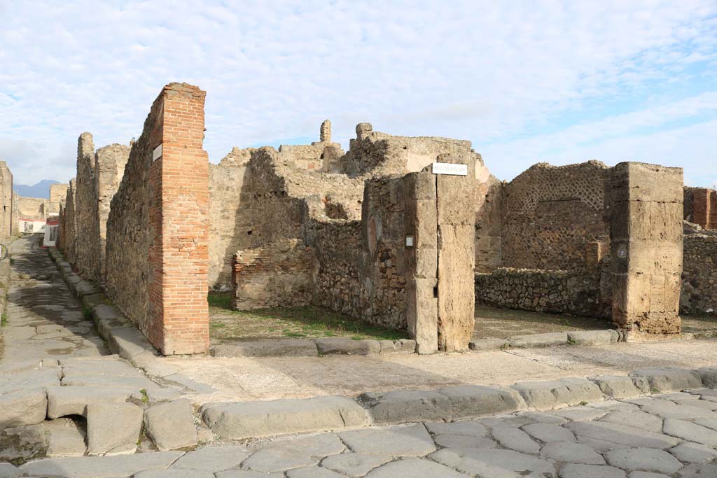 VII.14.1, Pompeii. December 2018. 
Looking north to entrance on east side of junction with Vicolo della Maschera, on left. Photo courtesy of Aude Durand.
