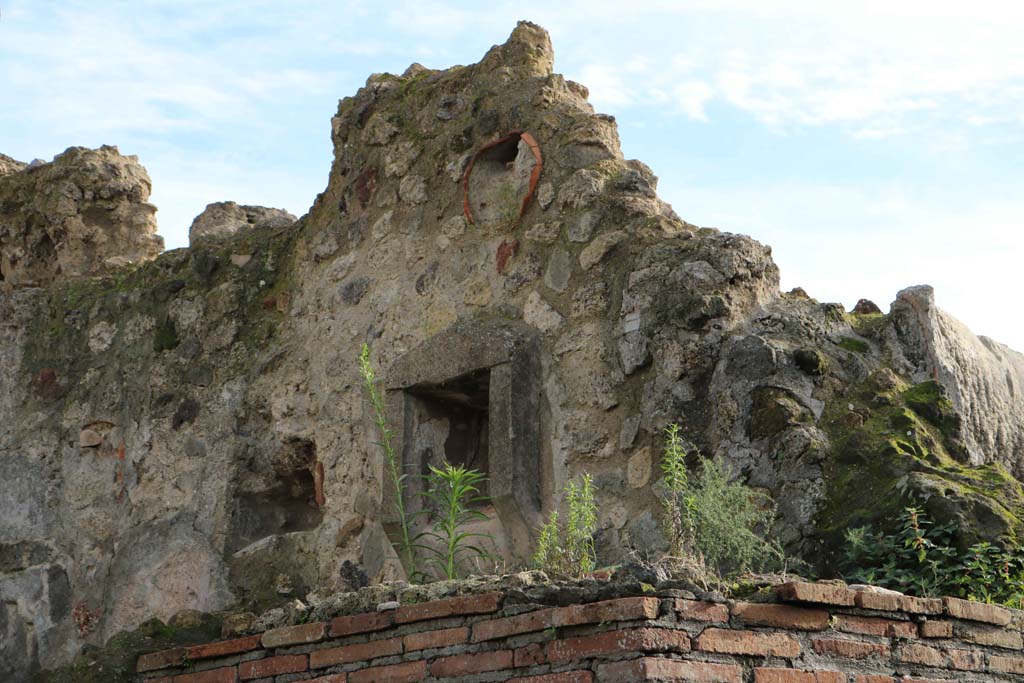 VII.14.5, Pompeii. December 2018. Room 18, niche in upper south wall of kitchen. Photo courtesy of Aude Durand.