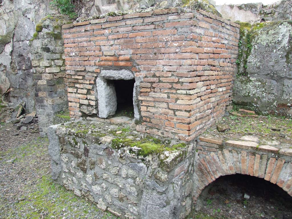 VII.14.5 Pompeii. March 2009. Room 18, oven.