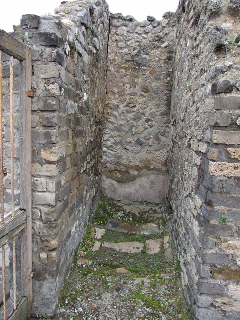 VII.14.5 Pompeii. March 2009. Room 19, latrine on north side of doorway at VII.14.19
