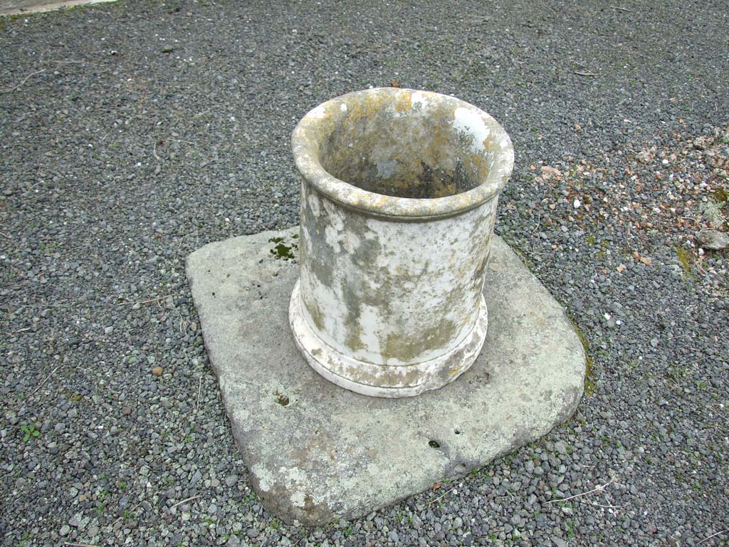 VII.14.5 Pompeii. March 2009. Room 1, puteal in atrium.