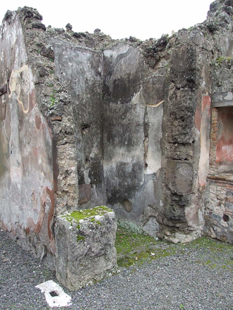 VII.14.5 Pompeii. March 2009. Small room or cupboard on west side of entrance fauces.