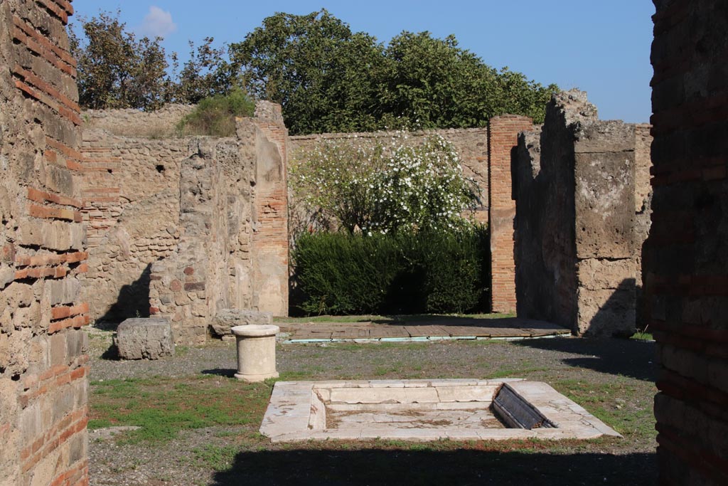 VII.14.9 Pompeii. October 2022. Looking north across atrium towards room 5, tablinum. Photo courtesy of Klaus Heese.