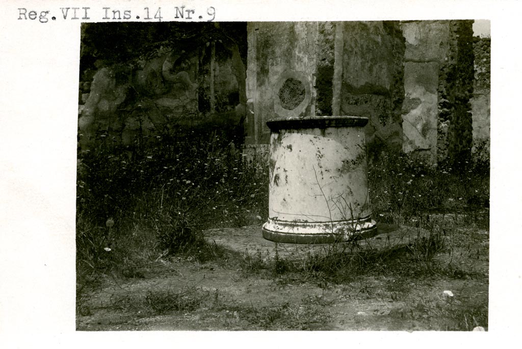 VII.14.9 Pompeii. Pre-1937-39. Looking south-west from garden area. Towards south portico and doorways to rooms 13 and 12.
Photo courtesy of American Academy in Rome, Photographic Archive. Warsher collection no. 062.

