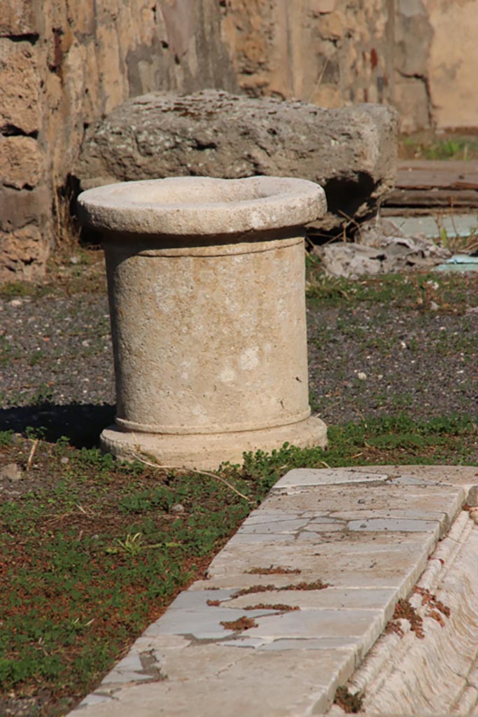 VII.14.9 Pompeii. October 2022. 
Room 1, puteal near impluvium in atrium. Photo courtesy of Klaus Heese. 
