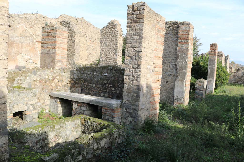 VII.14.18/5 Pompeii. December 2018.
Looking north-east from entrance doorway, along north side of south portico (room 9). Photo courtesy of Aude Durand.
