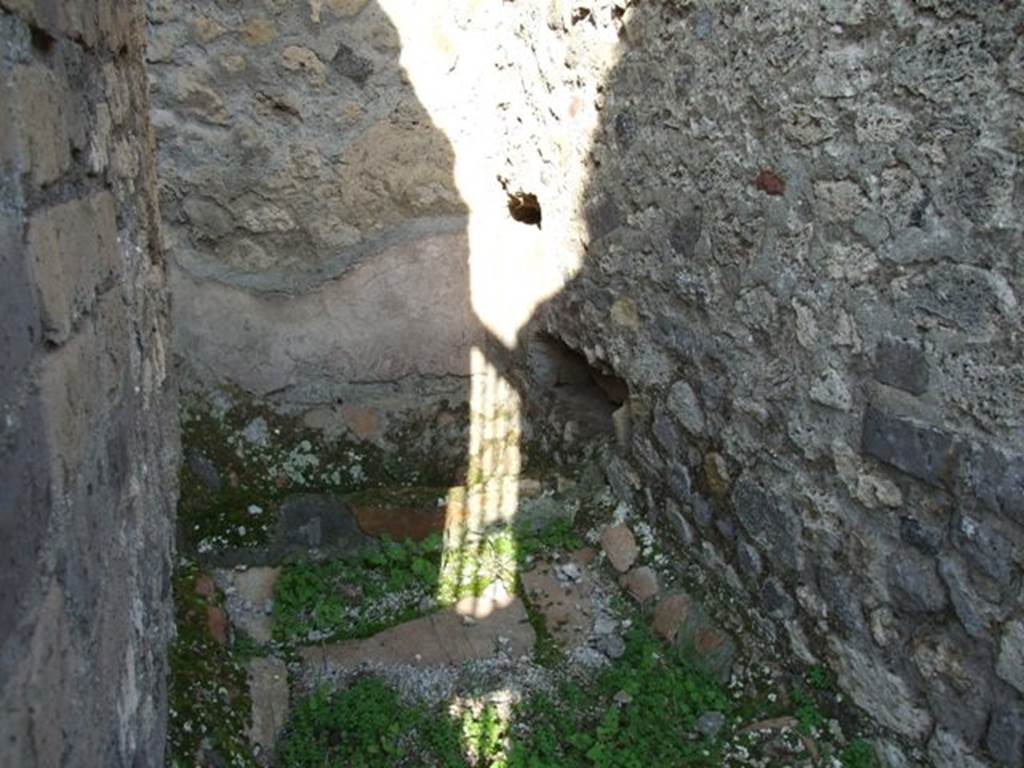 VII.14.19 Pompeii. December 2007. Latrine on north side.