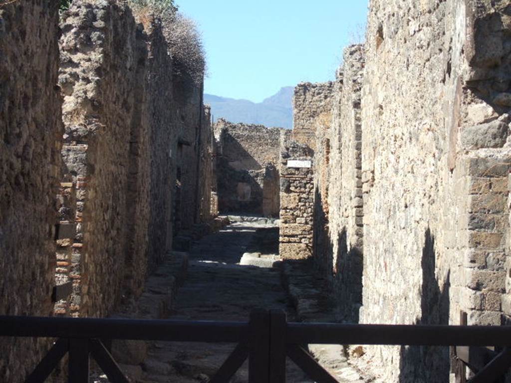 VII.13 Pompeii. September 2005. Vicolo della Maschera, looking north. VII.14.20 on right.
