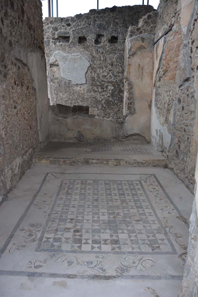 VII.15.2 Pompeii. November 2017. 
Looking west through doorway to cubiculum in north-west corner of atrium.
Foto Annette Haug, ERC Grant 681269 DÉCOR.

