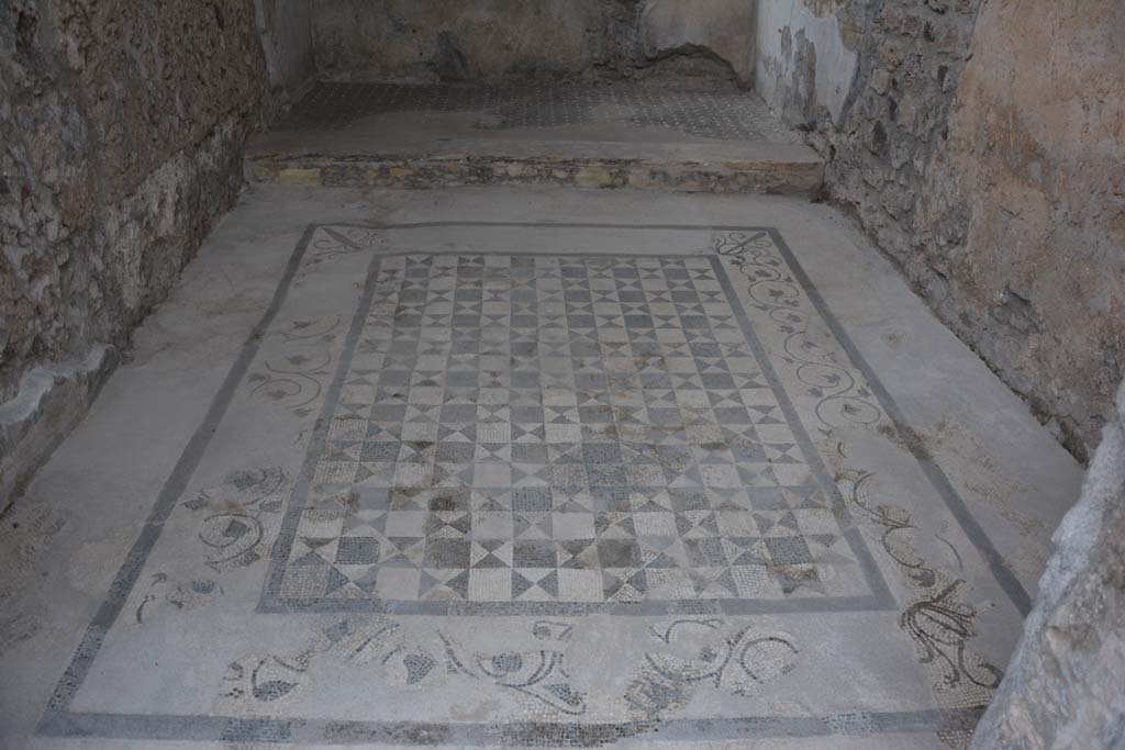 VII.15.2 Pompeii. November 2017. Looking west across floor mosaic towards bed recess. 
Foto Annette Haug, ERC Grant 681269 DÉCOR.

