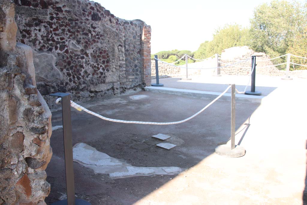 VII.15.2 Pompeii. September 2005. Doorway to oecus on west side of tablinum.