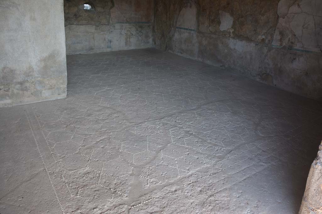 VII.15.2 Pompeii. October 2019. Looking north through doorway across flooring into apodyterium, or exedra/lounging room.
Foto Annette Haug, ERC Grant 681269 DÉCOR.


